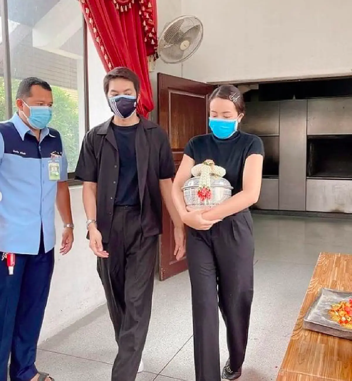 "ไอซ์" ลูกสาว "น้าค่อม" สุดเศร้า! ครอบครัวกักตัวหมด มาส่งคุณพ่อได้แค่ 2 คน