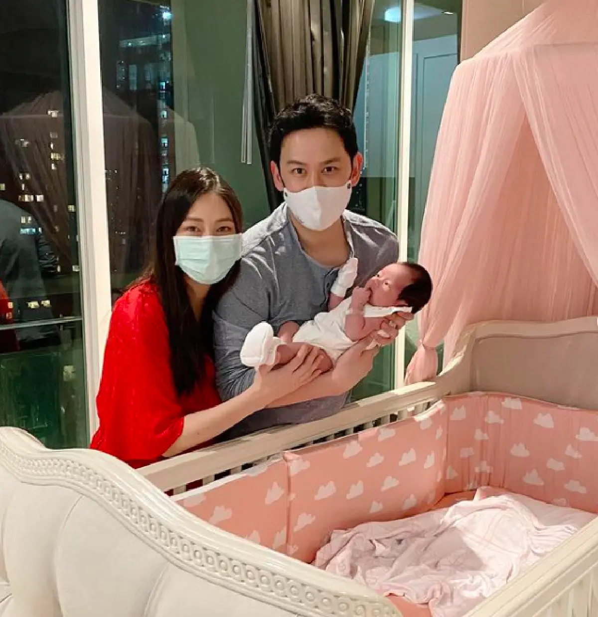 “ลี นาตาลี” พ้นกักตัว “ฟลุค” หายโควิด ได้เจอหน้าลูกสาว กลับบ้านอย่างแฮปปี้