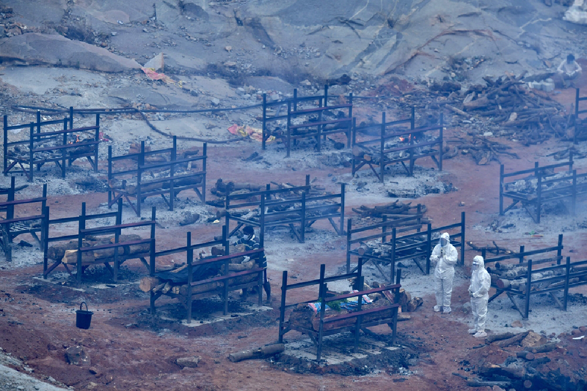 ไฟจากเชิงตะกอนที่ไม่เคยดับ บันทึกภาพหายนะโควิดในอินเดีย