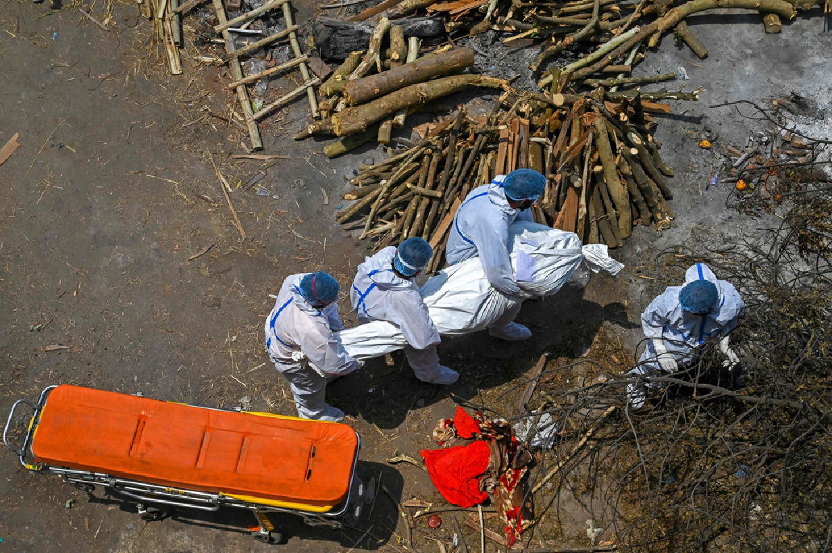 ไฟจากเชิงตะกอนที่ไม่เคยดับ บันทึกภาพหายนะโควิดในอินเดีย