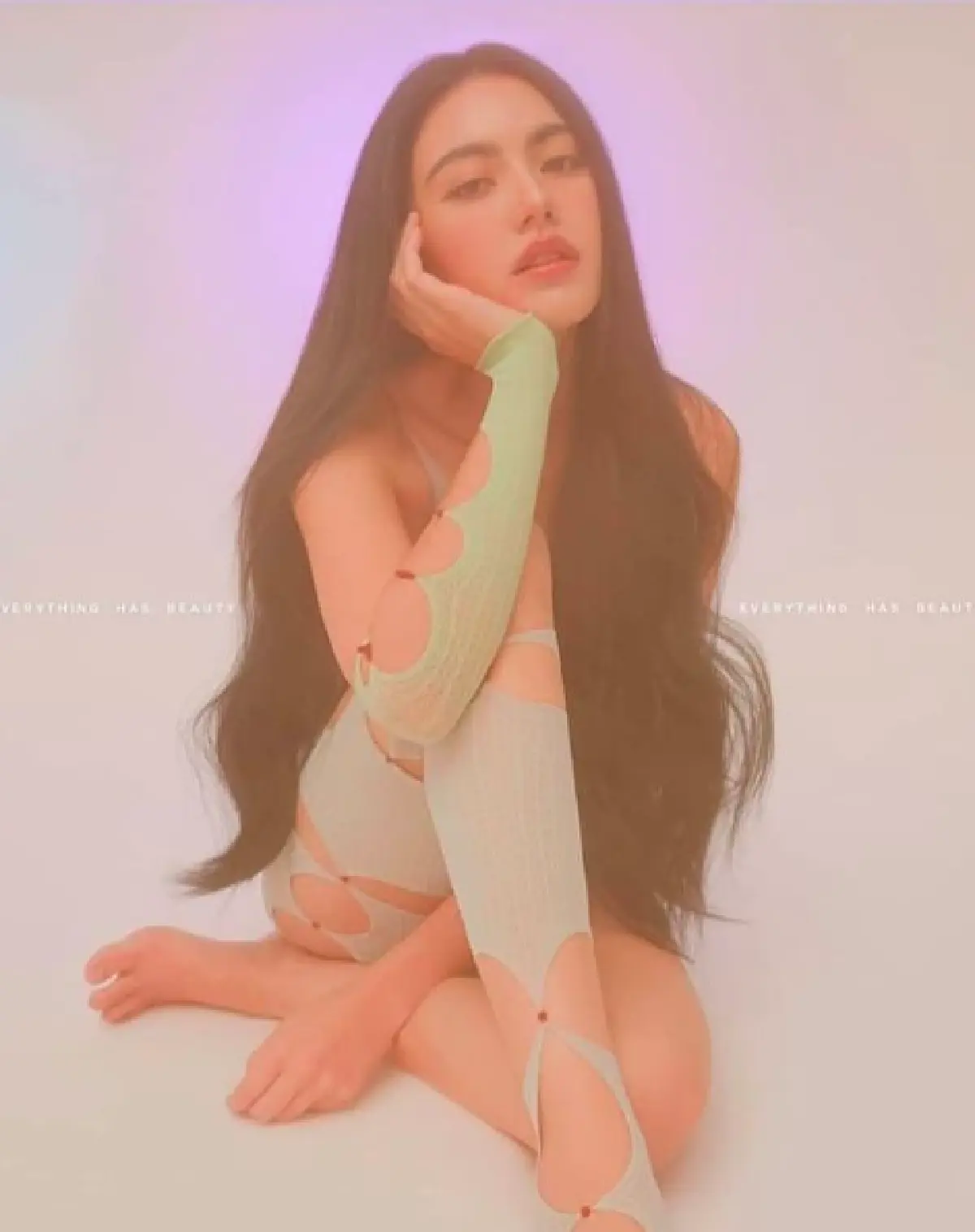 “ใหม่ ดาวิกา” เกินต้านทุกวีค! อวดลุคเซ็กซี่ ในชุดบางๆ เว้าๆ  