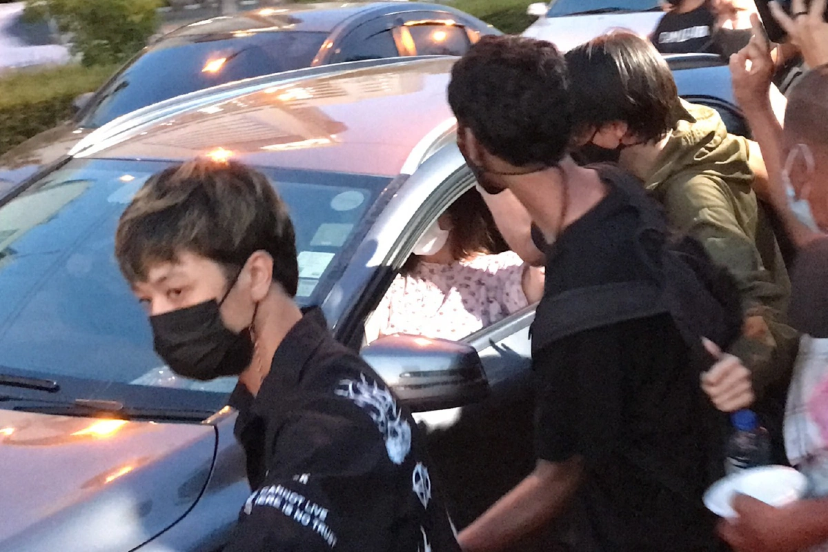 "รุ้ง ปนัสยา"ออกจากคุกสภาพร่างกายอ่อนเพลียขึ้นรถกลับบ้านทันที