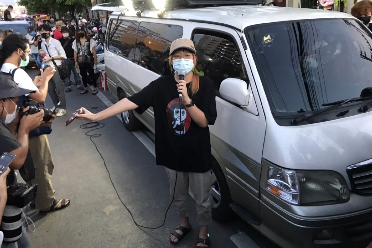 "รุ้ง ปนัสยา"ออกจากคุกสภาพร่างกายอ่อนเพลียขึ้นรถกลับบ้านทันที