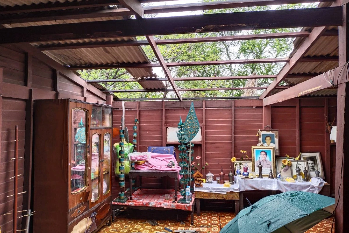 พายุกระหน่ำเมืองปากน้ำหลังเสาไฟฟ้าหักโค่นต้นไม้ล้มทับรถชาวบ้าน