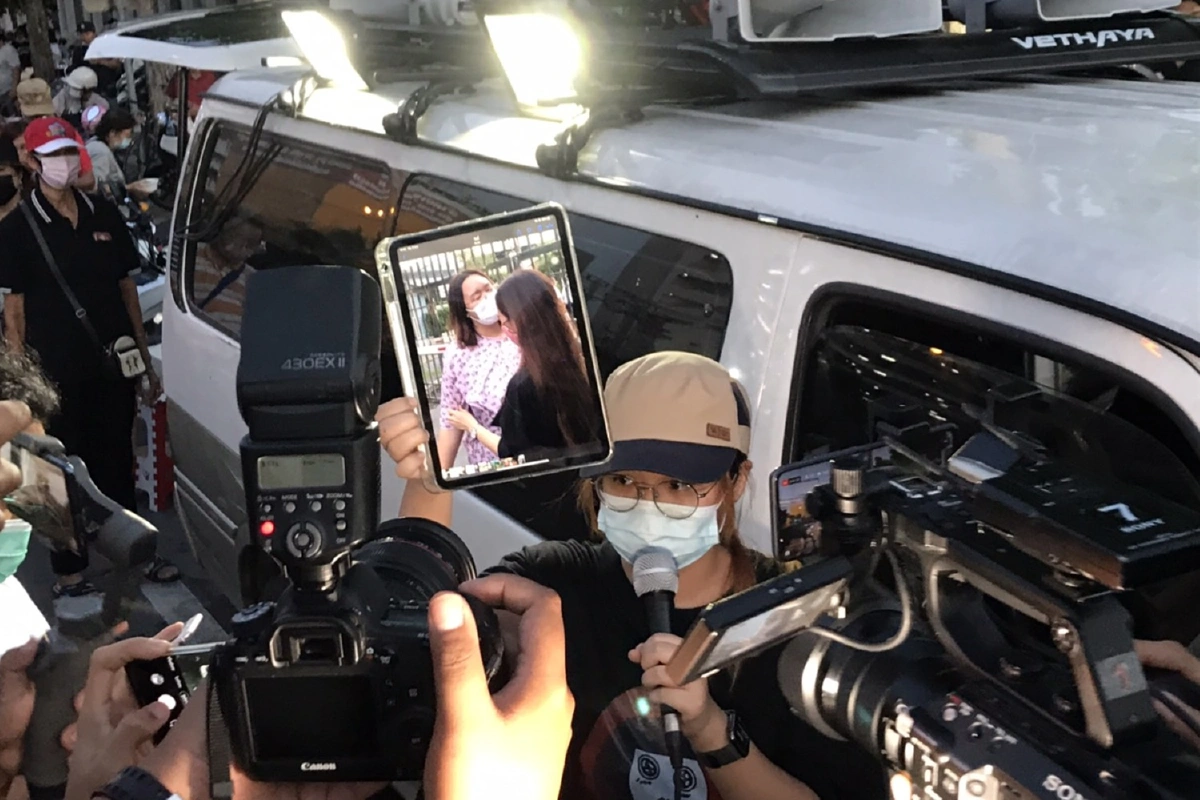 "รุ้ง ปนัสยา"ออกจากคุกสภาพร่างกายอ่อนเพลียขึ้นรถกลับบ้านทันที