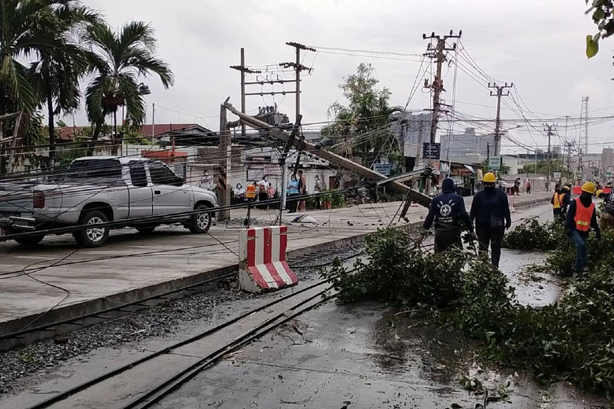 พายุกระหน่ำเมืองปากน้ำหลังเสาไฟฟ้าหักโค่นต้นไม้ล้มทับรถชาวบ้าน