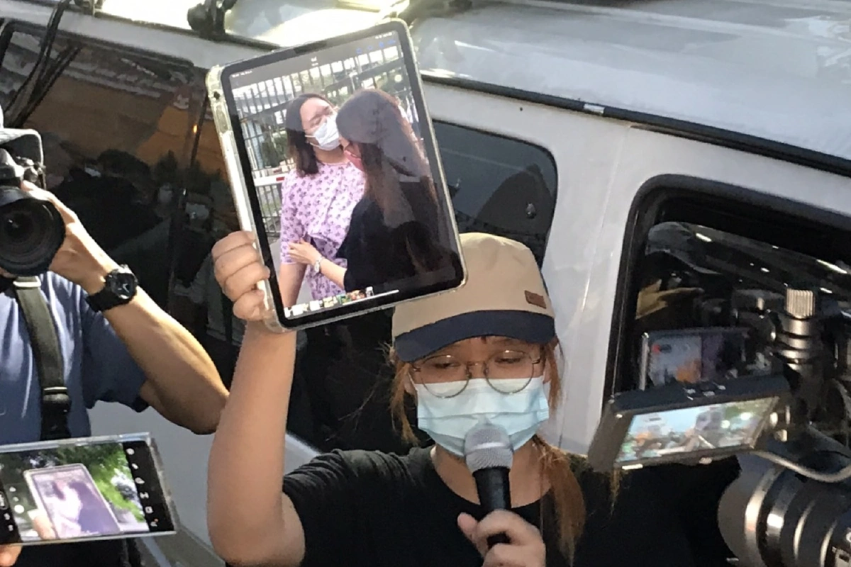 "รุ้ง ปนัสยา"ออกจากคุกสภาพร่างกายอ่อนเพลียขึ้นรถกลับบ้านทันที