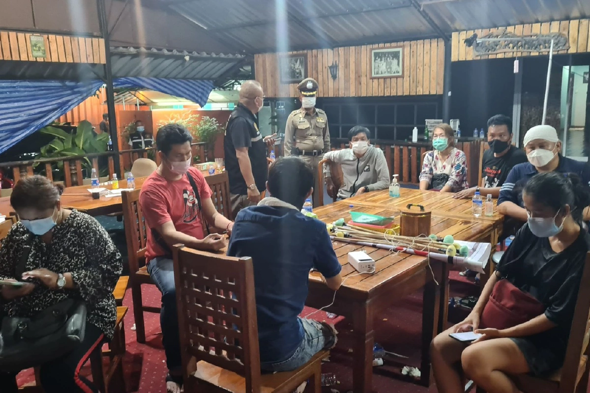 ไม่กลัวโควิด! ตำรวจบุกจับ12นักพนันเล่นกำถั่วฝ่าฝืนคำสั่งคุมโรคติดต่อ