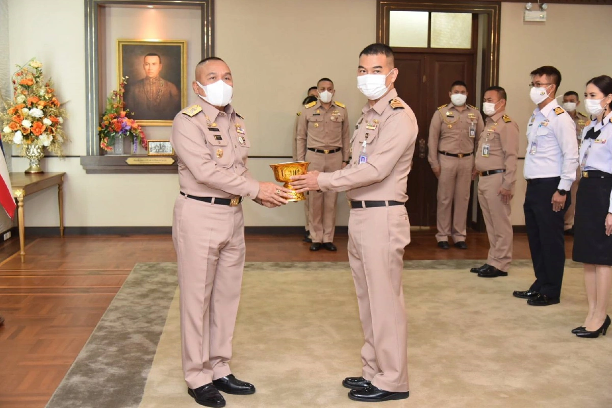 ผบ.ทร.รับมอบอุปกรณ์การแพทย์นำไปดูแลผู้ป่วยโควิด-19รพ.สมเด็จพระปิ่นเกล้า