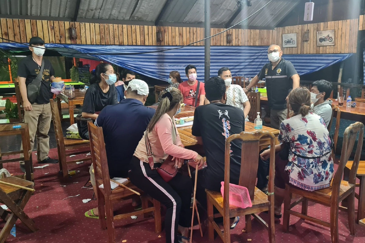 ไม่กลัวโควิด! ตำรวจบุกจับ12นักพนันเล่นกำถั่วฝ่าฝืนคำสั่งคุมโรคติดต่อ