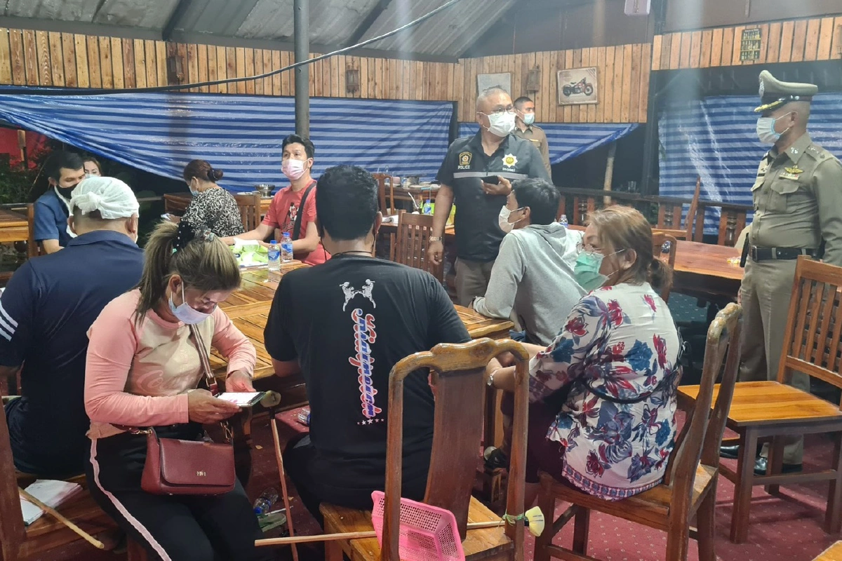 ไม่กลัวโควิด! ตำรวจบุกจับ12นักพนันเล่นกำถั่วฝ่าฝืนคำสั่งคุมโรคติดต่อ
