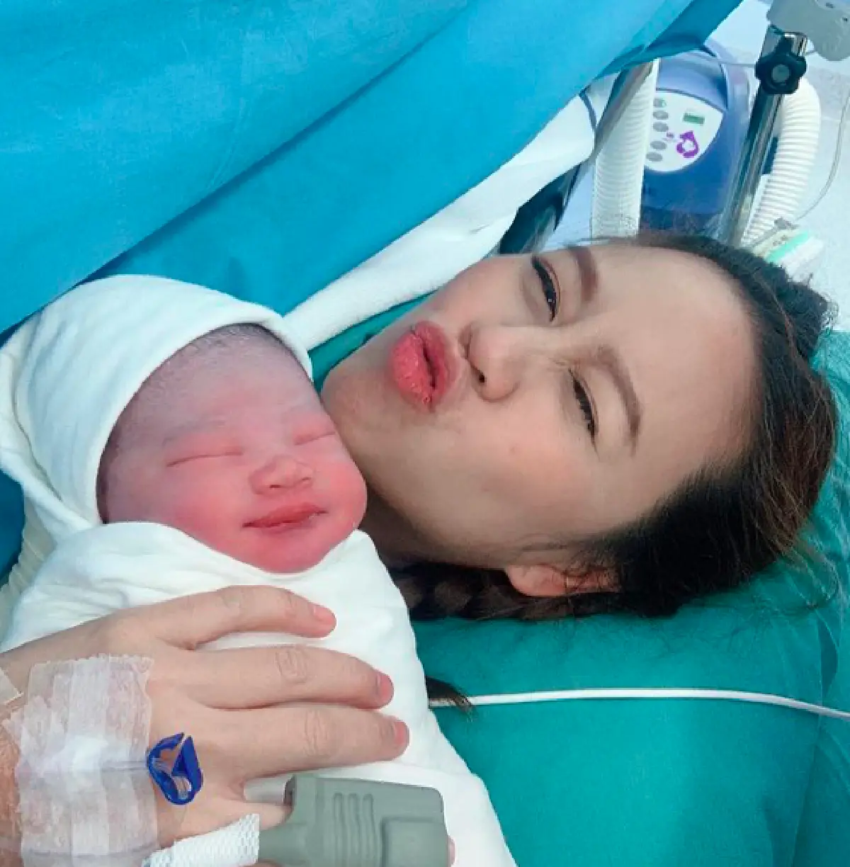 เฮข้ามประเทศ! “ตู่ ภพธร” สุดแฮปปี้ “นุช” คลอดลูกสาวคนที่สองแล้ว