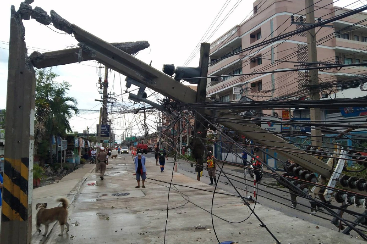พายุกระหน่ำเมืองปากน้ำหลังเสาไฟฟ้าหักโค่นต้นไม้ล้มทับรถชาวบ้าน