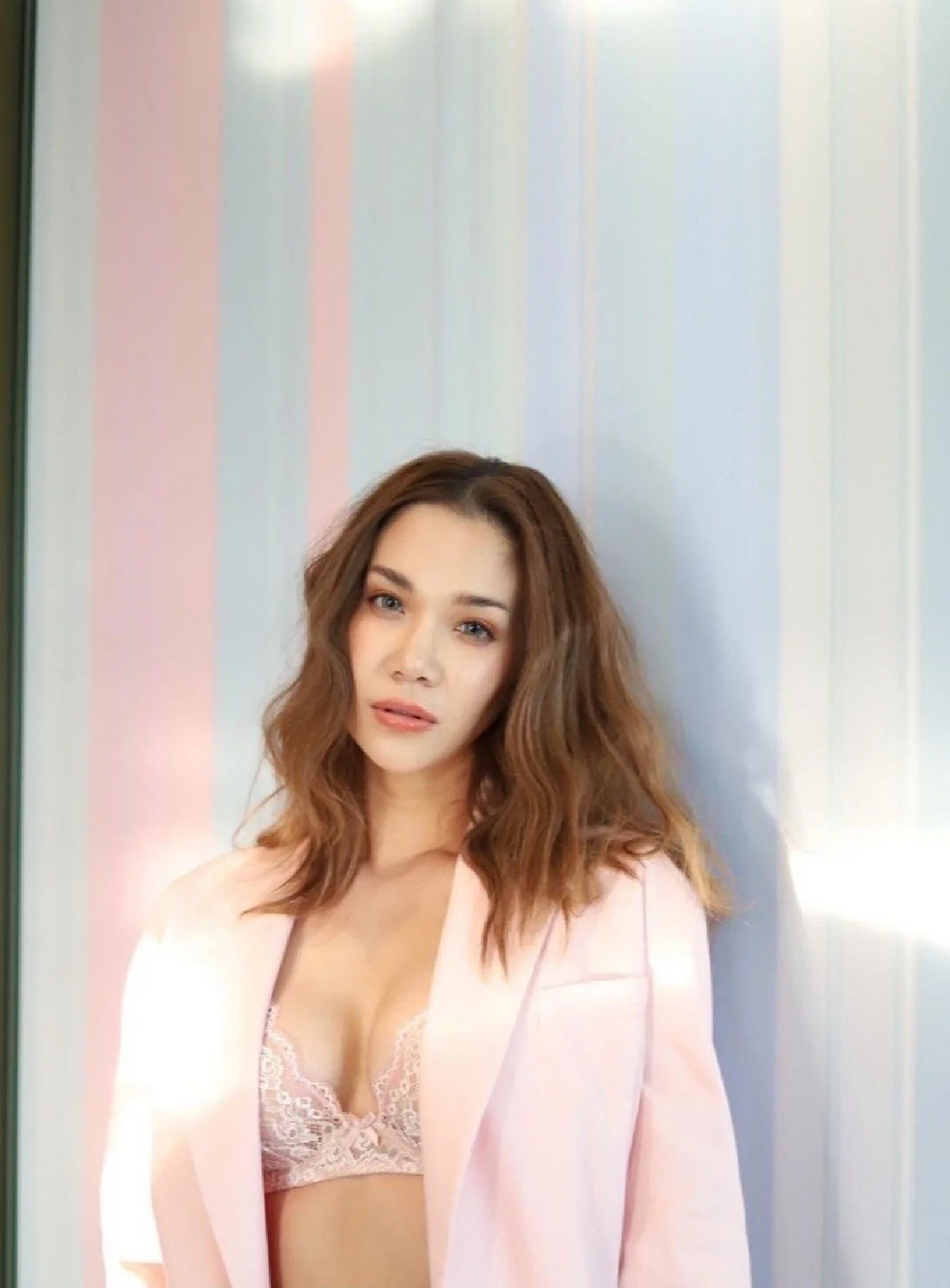   รุนแรงเหลือเกิน! “นนนี่" ลูกสาว "แอน สิเรียม" ในชุดสูทสีชมพู โชว์ความเซ็กซี่แบบเต็มตา