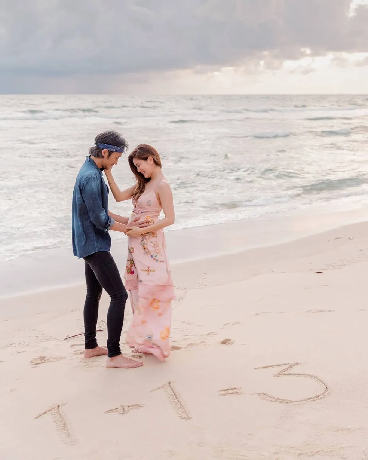 "ก้อย รัชวิน" เผยภาพท้อง 4 เดือนเริ่มชัดมากขึ้น ชาวเน็ตพากันลุ้นจะเป็นชายหรือหญิง