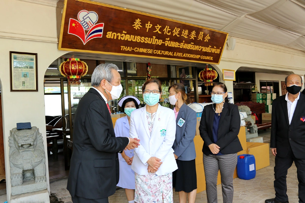 "พินิจ"มอบอุปกรณ์ทางการแพทย์สนับสนุนงานดูแลรักษาผู้ป่วยโควิดจ.ฉะเชิงเทรา