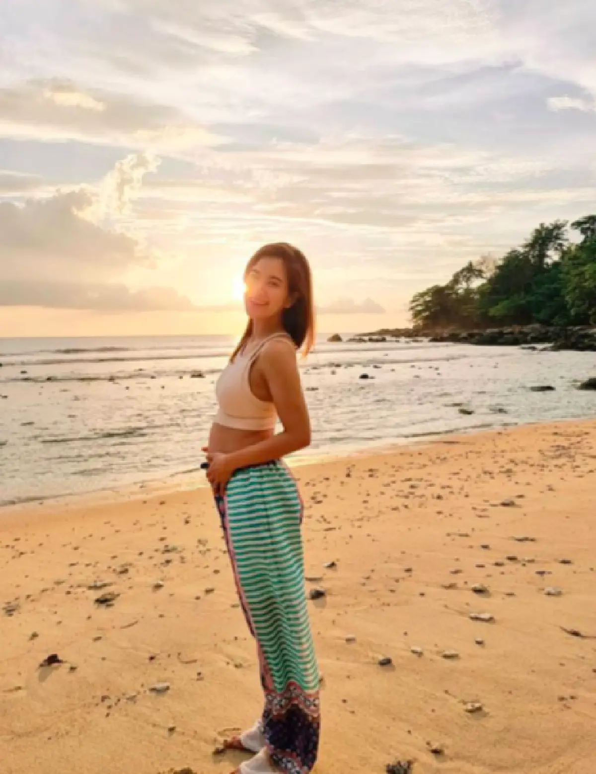 "ก้อย รัชวิน" เผยภาพท้อง 4 เดือนเริ่มชัดมากขึ้น ชาวเน็ตพากันลุ้นจะเป็นชายหรือหญิง