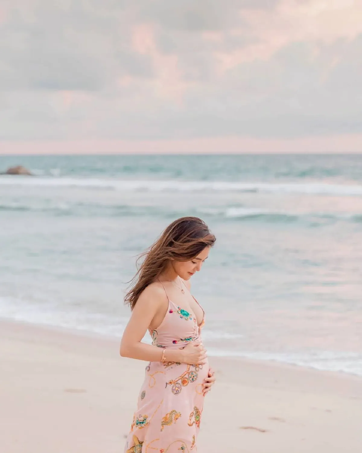 "ก้อย รัชวิน" เผยภาพท้อง 4 เดือนเริ่มชัดมากขึ้น ชาวเน็ตพากันลุ้นจะเป็นชายหรือหญิง