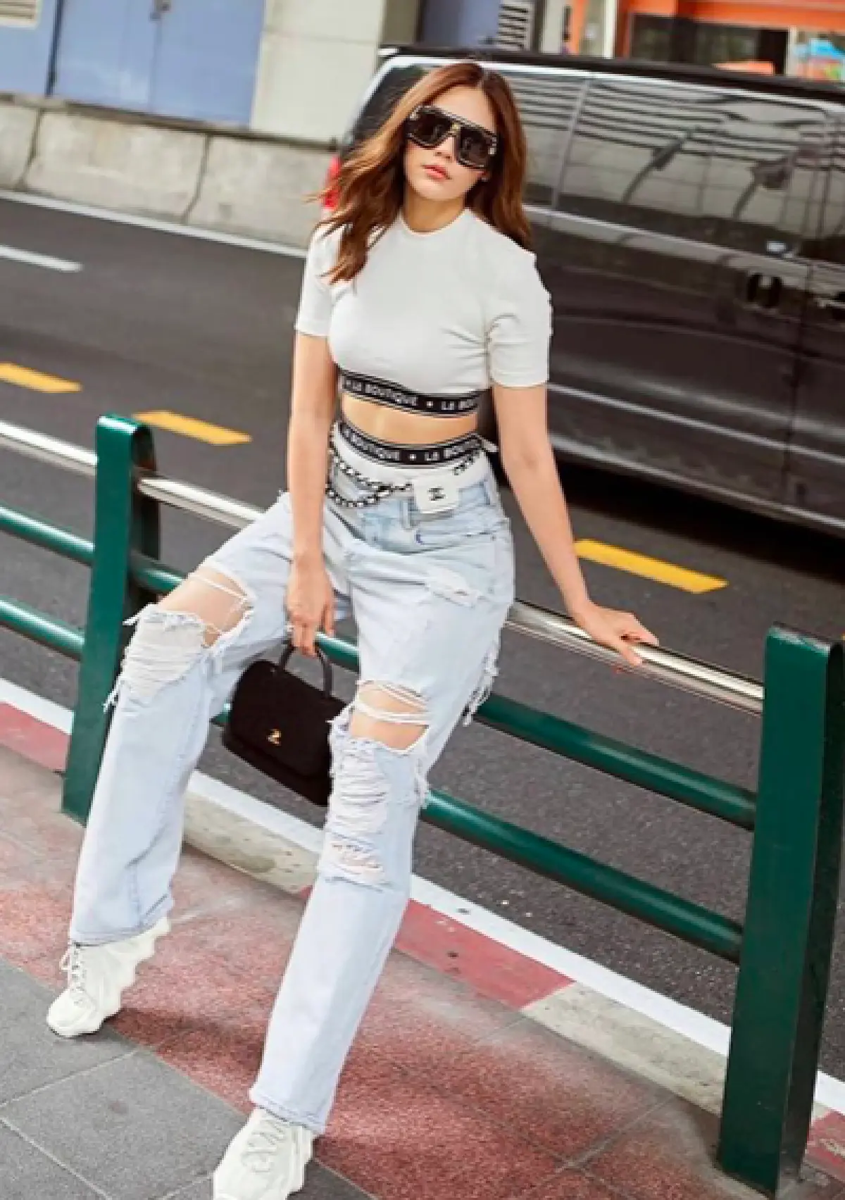 “ชมพู่ อารยา” กับแฟชั่นเอวลอย สวย เป๊ะ ปังทุกชุด นี่คือหุ่นแม่ลูก 2