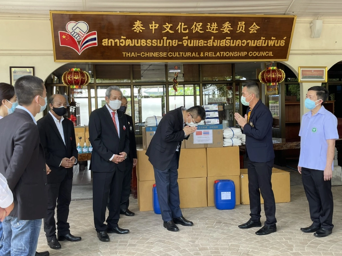 "พินิจ"มอบอุปกรณ์ทางการแพทย์สนับสนุนงานดูแลรักษาผู้ป่วยโควิดจ.ฉะเชิงเทรา