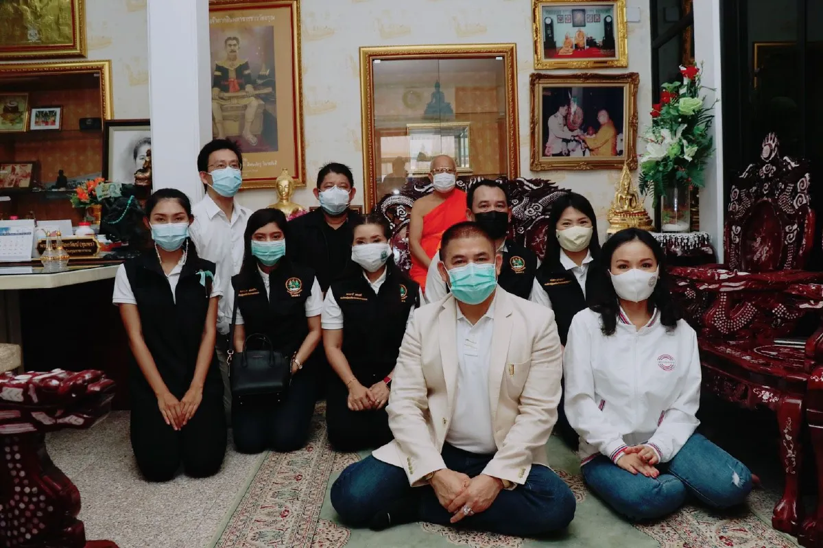 "ธรรมนัส-นฤมล"ชวนกันเข้าวัดทำบุญบริจาคโรงทานวัดอรุณฯ