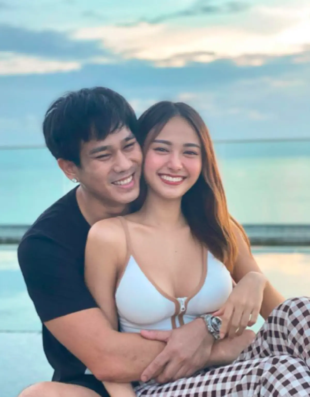 “เอื้อย” หวานใจ “อาร์ เดอะสตาร์” สลัดผ้าถ่ายหวิวในอ่างอาบน้ำ ที่มีแค่ฟองบัง!