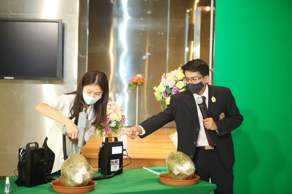 ธ.ก.ส. ส่งมอบเครื่องวิเคราะห์คุณภาพทุเรียนให้เกษตรกร