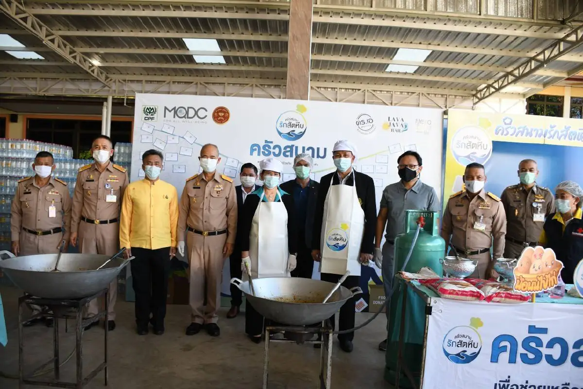 เปิดครัวสนามรักสัตหีบนำอาหารปรุงสำเร็จแจกเหยื่อโควิด-19