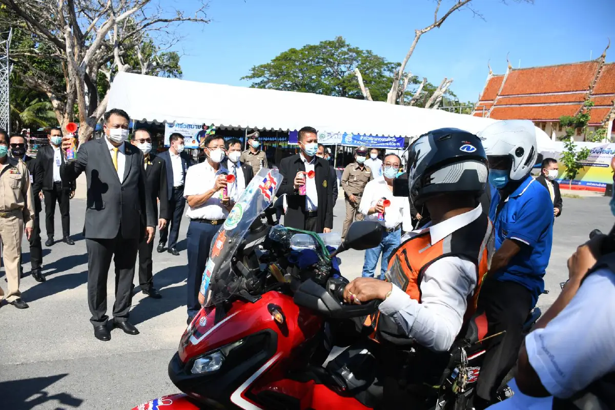 เปิดครัวสนามรักสัตหีบนำอาหารปรุงสำเร็จแจกเหยื่อโควิด-19