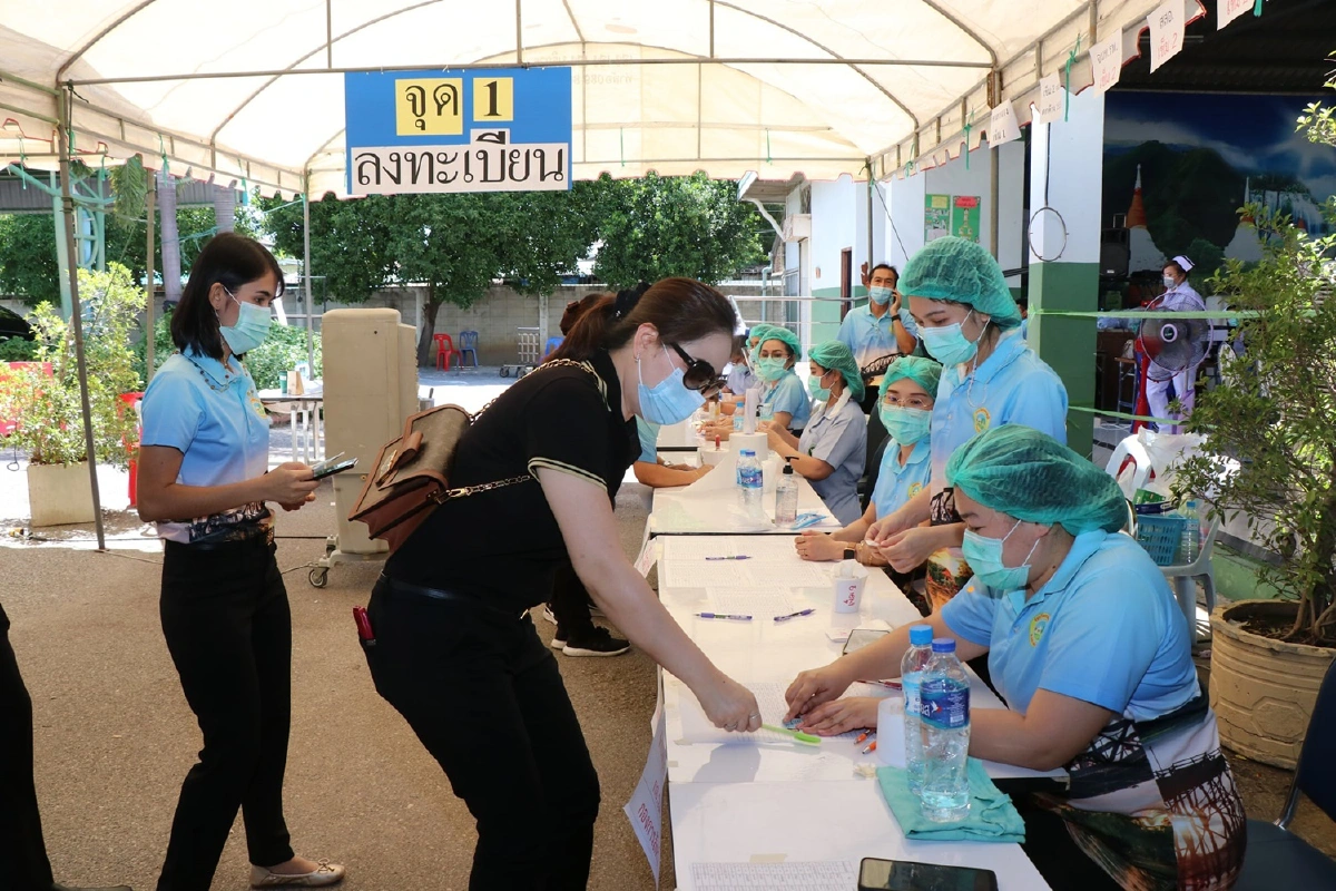 ผู้ว่าฯกาญจน์นำฉีดวัคซีนโควิด-19 ส่งอสม.เคาะประตูบ้าน ชวนผู้สูงอายุ-กลุ่มเสี่ยงลงทะเบียน