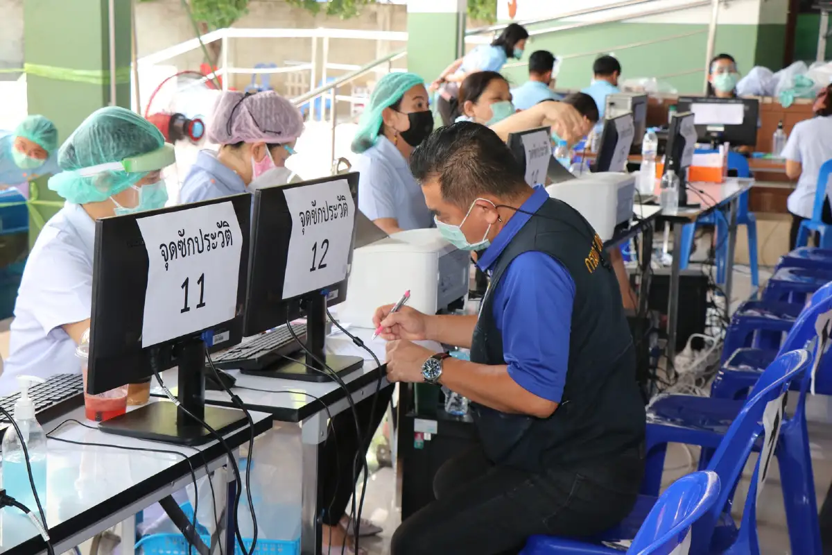 ผู้ว่าฯกาญจน์นำฉีดวัคซีนโควิด-19 ส่งอสม.เคาะประตูบ้าน ชวนผู้สูงอายุ-กลุ่มเสี่ยงลงทะเบียน