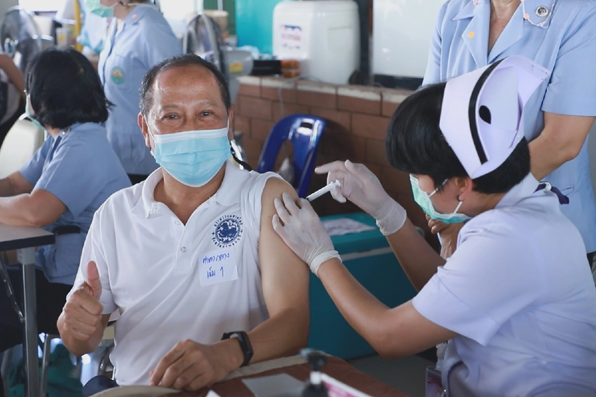 ผู้ว่าฯกาญจน์นำฉีดวัคซีนโควิด-19 ส่งอสม.เคาะประตูบ้าน ชวนผู้สูงอายุ-กลุ่มเสี่ยงลงทะเบียน