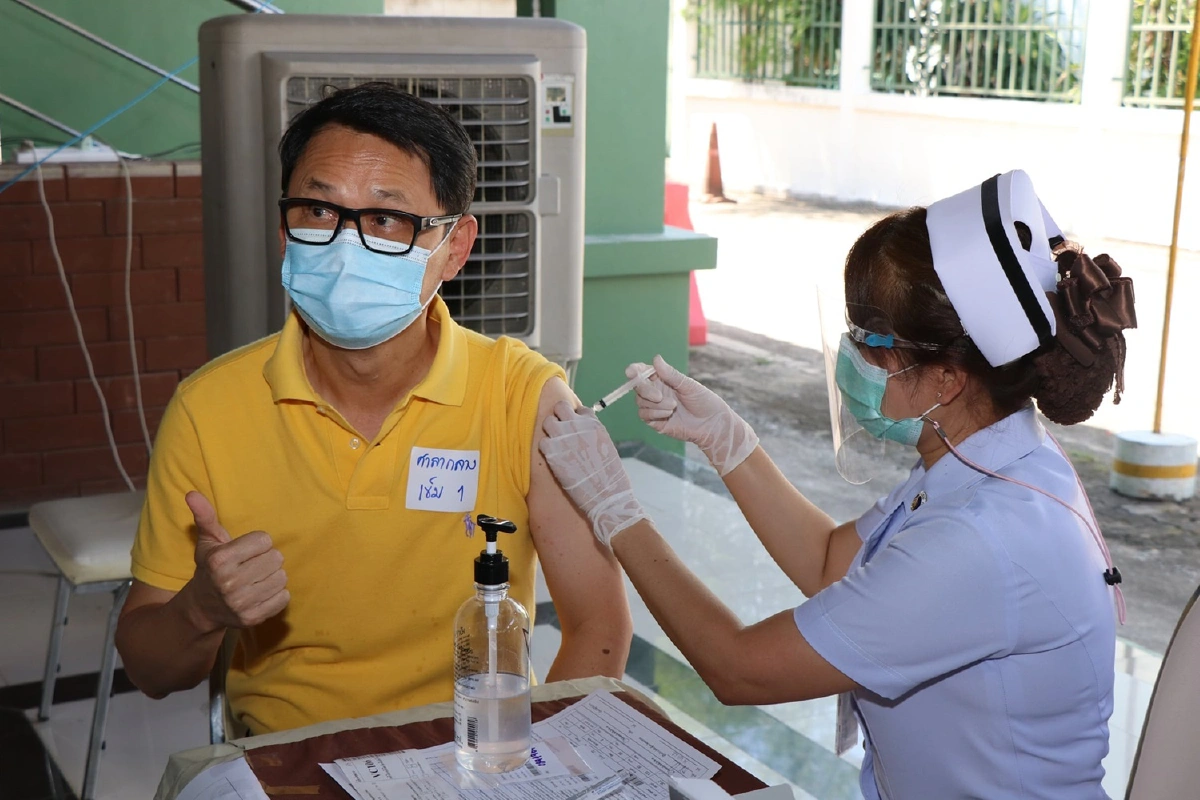 ผู้ว่าฯกาญจน์นำฉีดวัคซีนโควิด-19 ส่งอสม.เคาะประตูบ้าน ชวนผู้สูงอายุ-กลุ่มเสี่ยงลงทะเบียน
