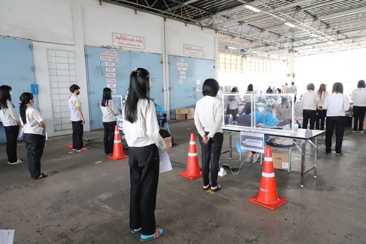 "สุชาติ"ให้กำลังใจผู้ประกันตนในโรงงานจ.ปทุมธานีตรวจหาเชื้อโควิด