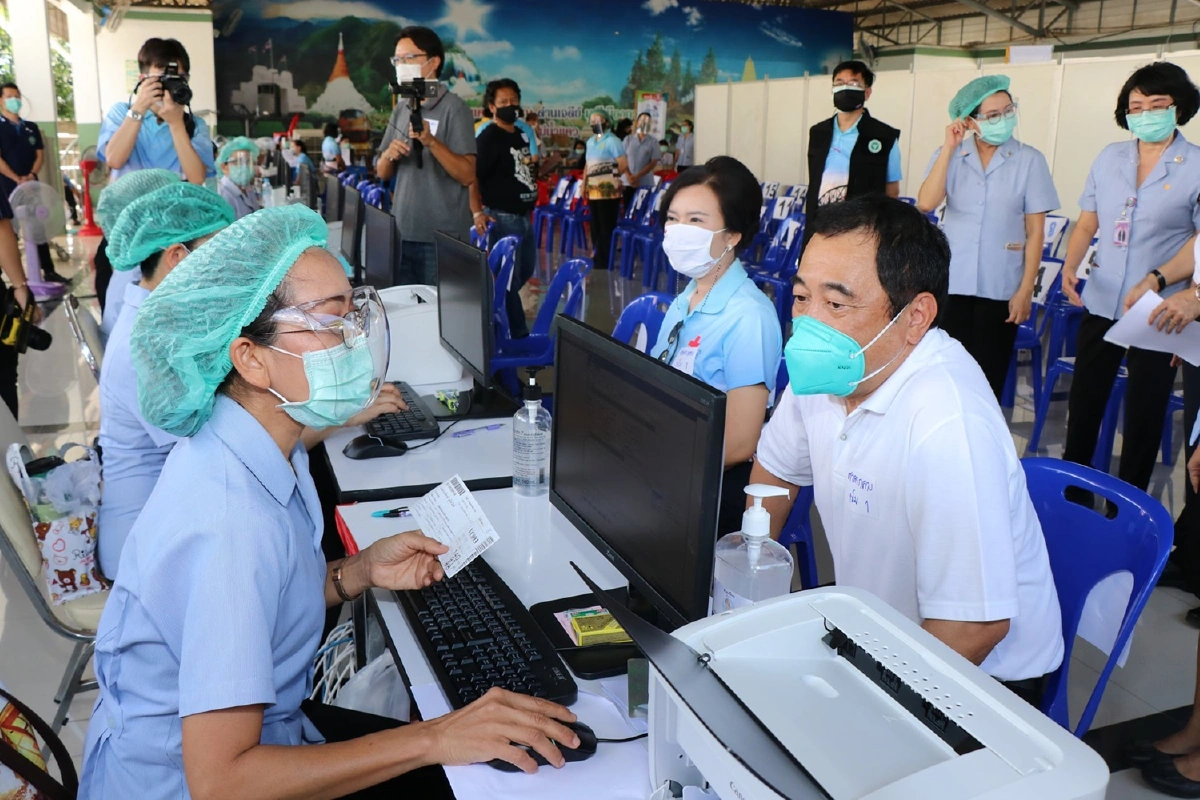 ผู้ว่าฯกาญจน์นำฉีดวัคซีนโควิด-19 ส่งอสม.เคาะประตูบ้าน ชวนผู้สูงอายุ-กลุ่มเสี่ยงลงทะเบียน