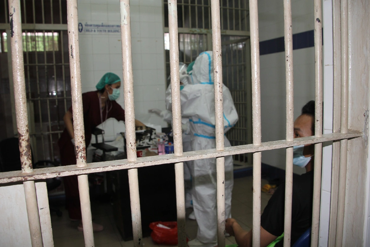 ตำรวจภูเก็ตจับ23ผู้ต้องหาขัดคำสั่งคุมโควิด-19ตั้งวงดื่มสุรา 