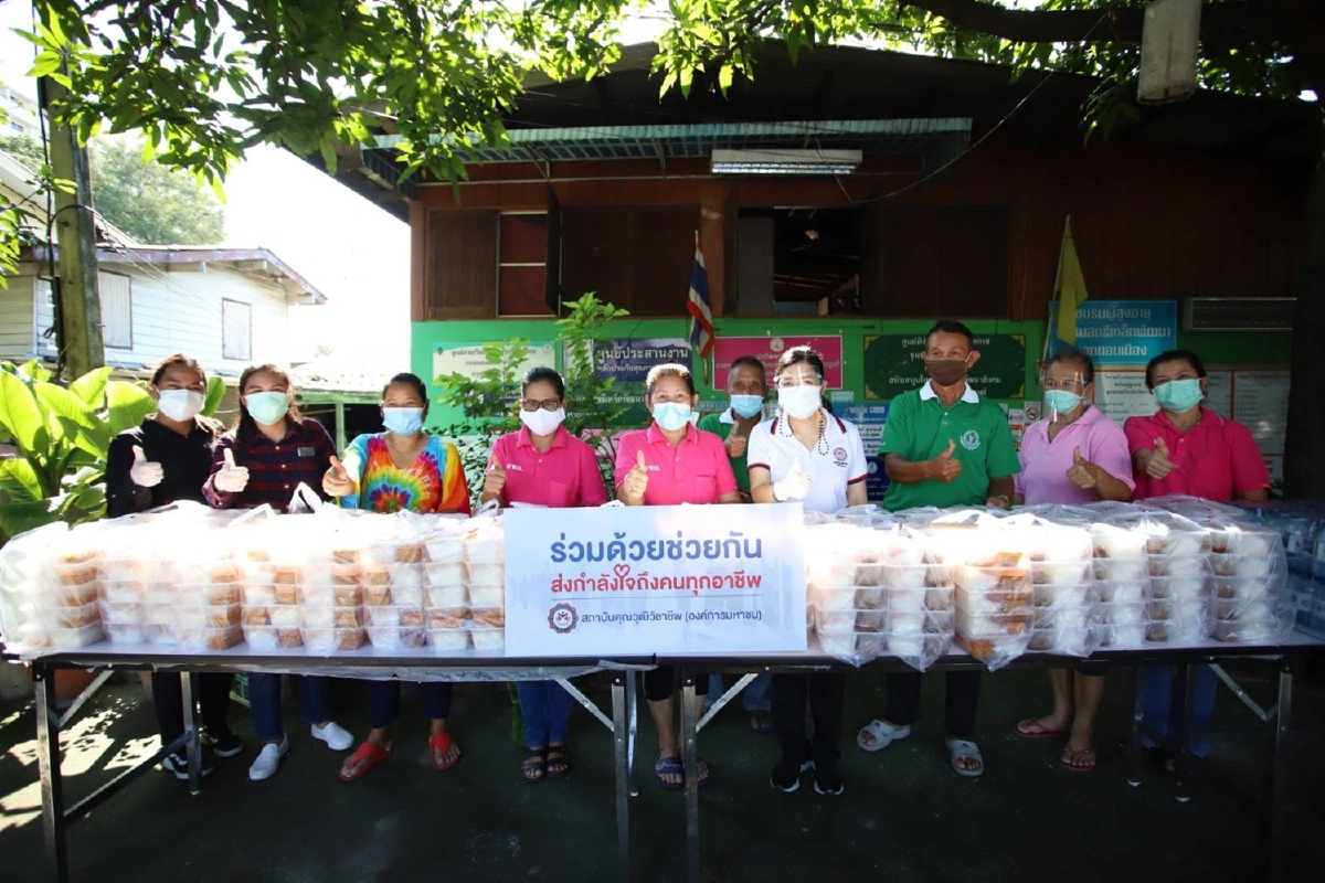 สคช.บรรเทาความเดือดร้อนแจกอาหารช่วยผู้ค้าริมบาทวิถีสู้โควิด-19