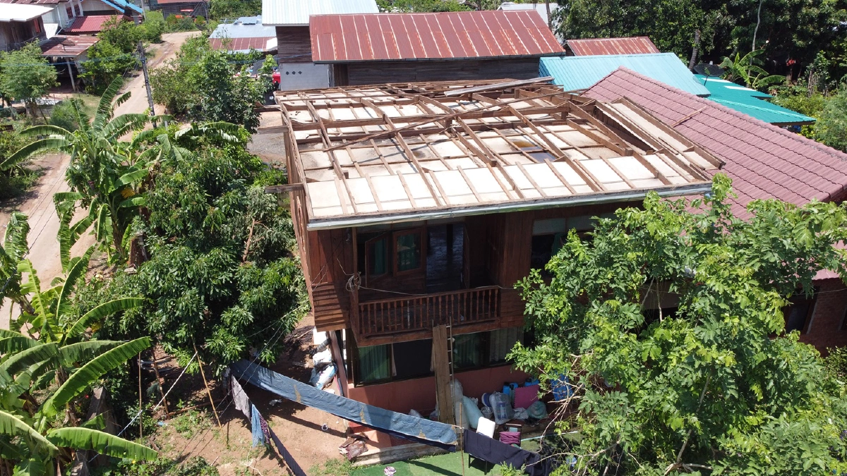 พายุฤดูร้อนถล่มโคราชบ้านเรือนพังเสียหายยับกว่า 50 หลัง
