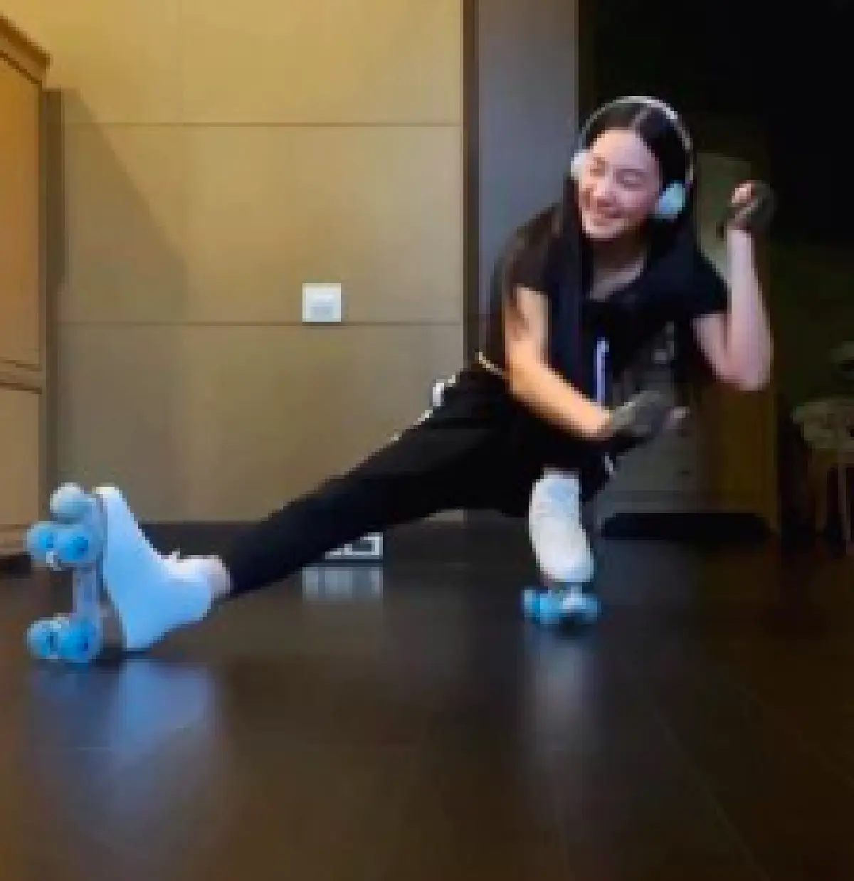 "นุ่น วรนุช" โชว์ลีลาเล่นโรลเลอร์สเก็ต พลิ้วและสวยทุกท่าจริงๆ 