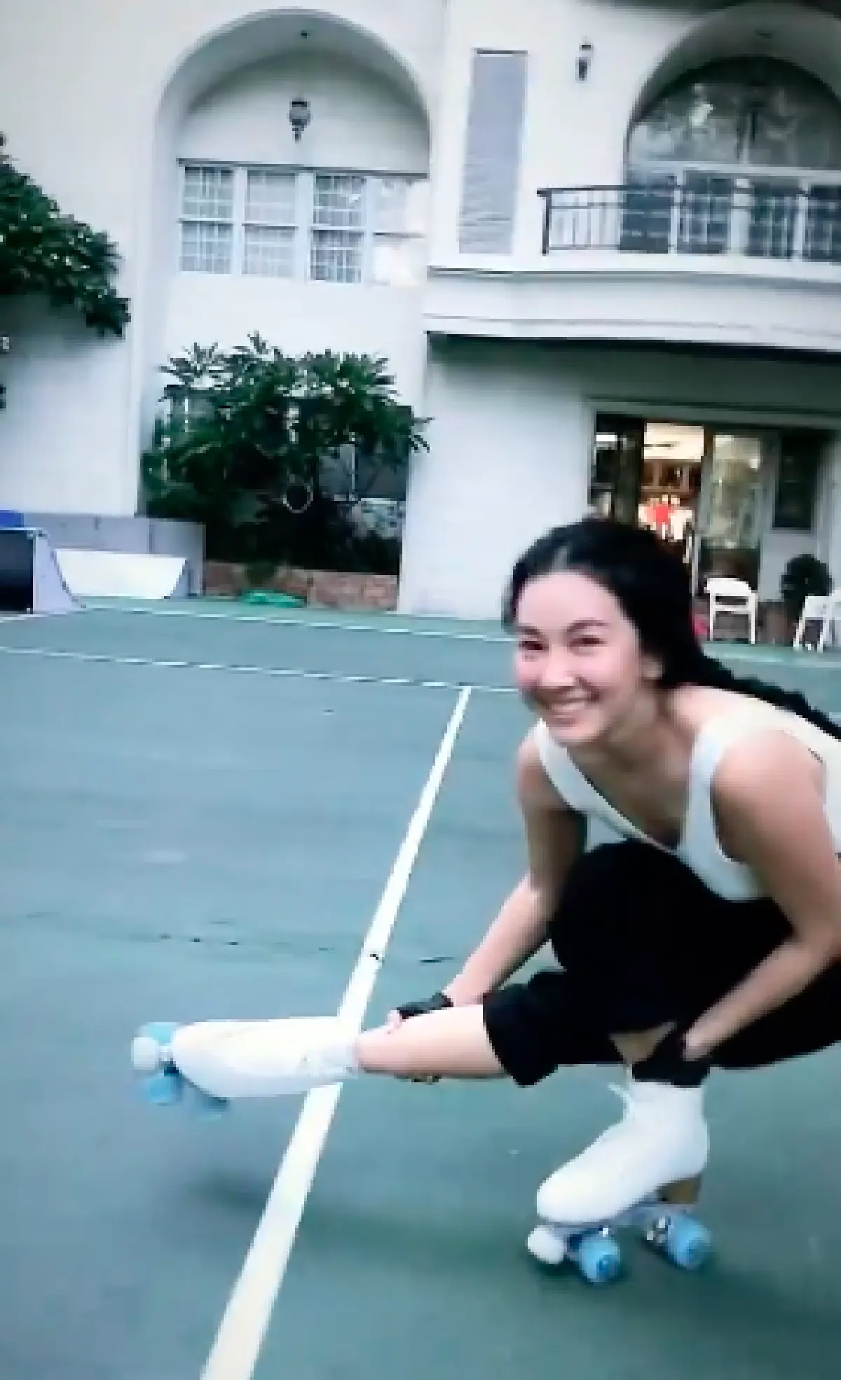 "นุ่น วรนุช" โชว์ลีลาเล่นโรลเลอร์สเก็ต พลิ้วและสวยทุกท่าจริงๆ 