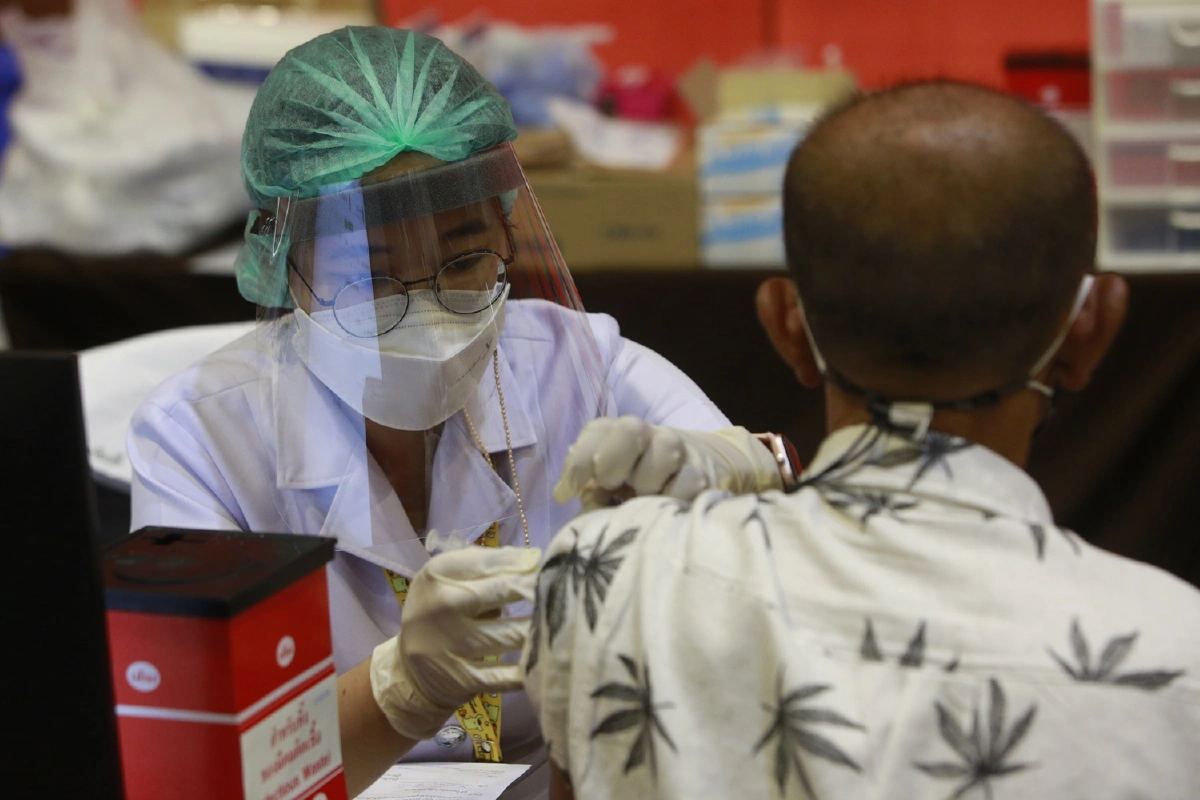 "บิ๊กป้อม"ชวนประชาชนระดมฉีดวัคซีนหยุดการระบาดของโควิด