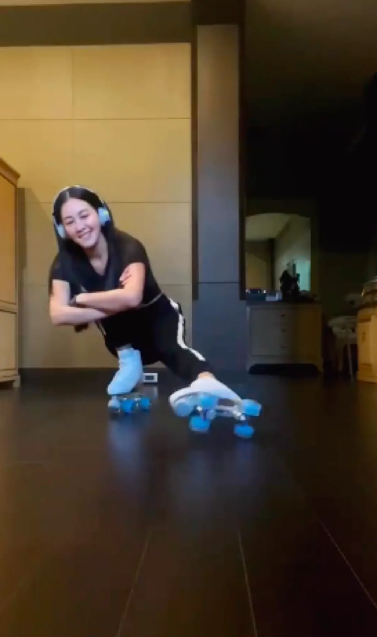 "นุ่น วรนุช" โชว์ลีลาเล่นโรลเลอร์สเก็ต พลิ้วและสวยทุกท่าจริงๆ 