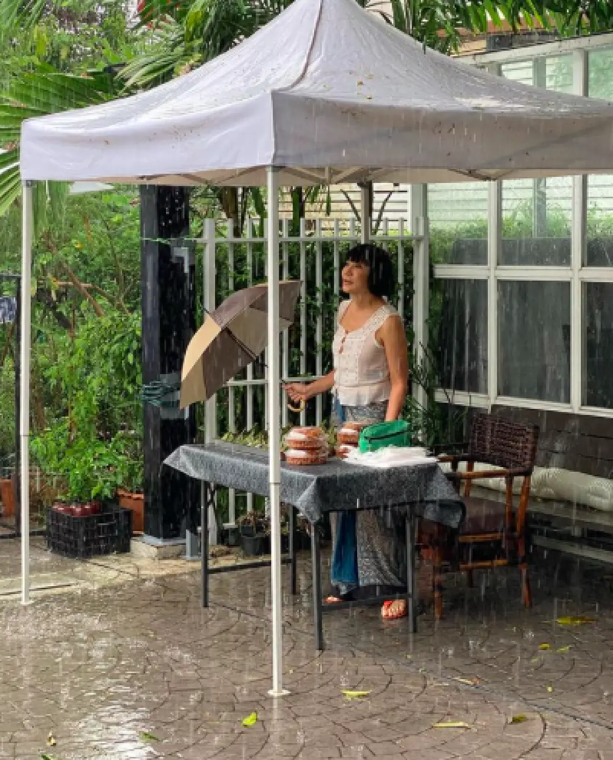 “ม้า อรนภา” ยืนขายห่อหมกท่ามกลางฝนตก เผยชีวิตแม่ค้าต้องสู้!