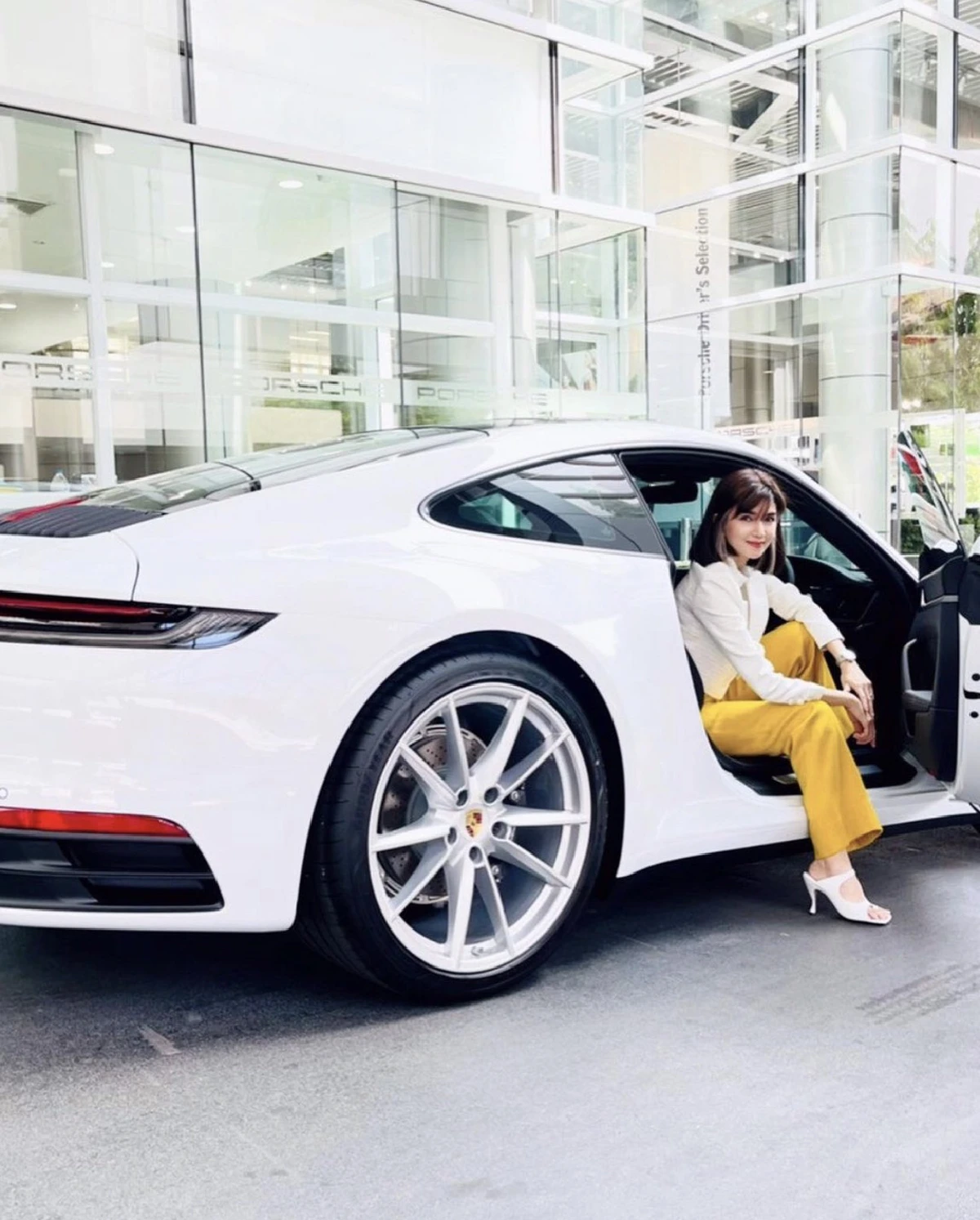 "โบว์ แวนดา" ให้รางวัลตัวเอง ด้วยการถอยรถหรูป้ายแดงคันใหม่