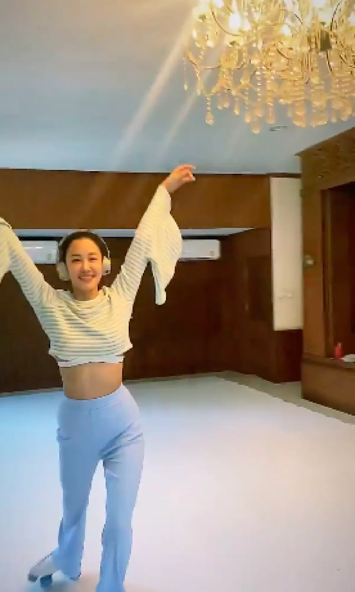 "นุ่น วรนุช" โชว์ลีลาเล่นโรลเลอร์สเก็ต พลิ้วและสวยทุกท่าจริงๆ 