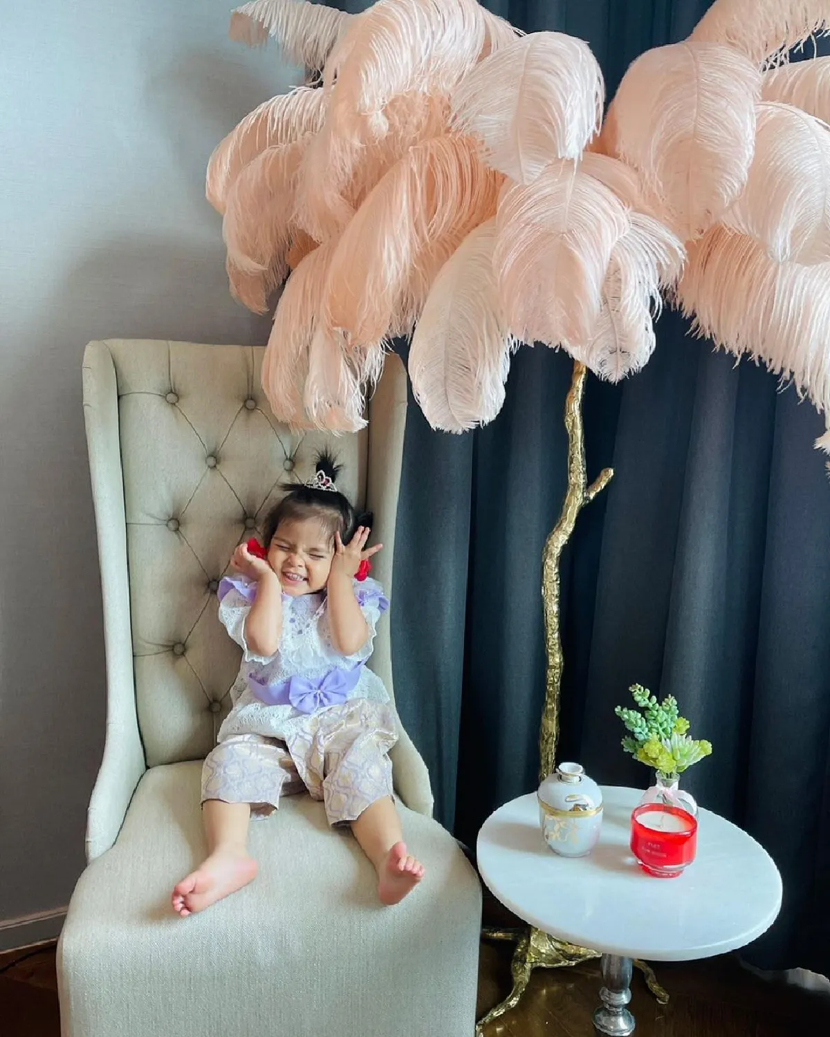 "มาร์กี้" น้ำตาแทบไหล "มีก้า" แอบแกล้งดึงกิ่งโคมไฟขนนก ที่มีราคาแรงมาก