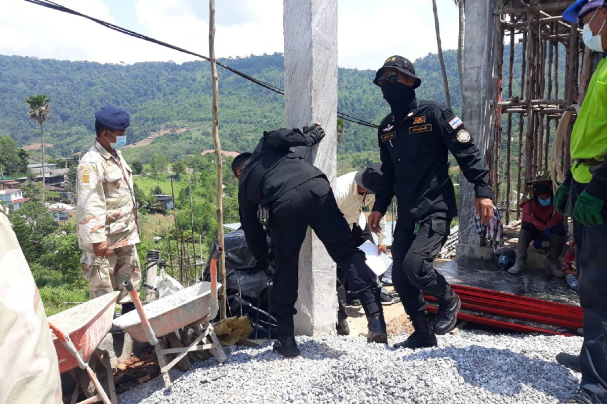 นอภ.ลุยจับสถานที่ก่อสร้างรีสอร์ทบนเขาค้อคุม20คนงานเจ้าของเผ่น