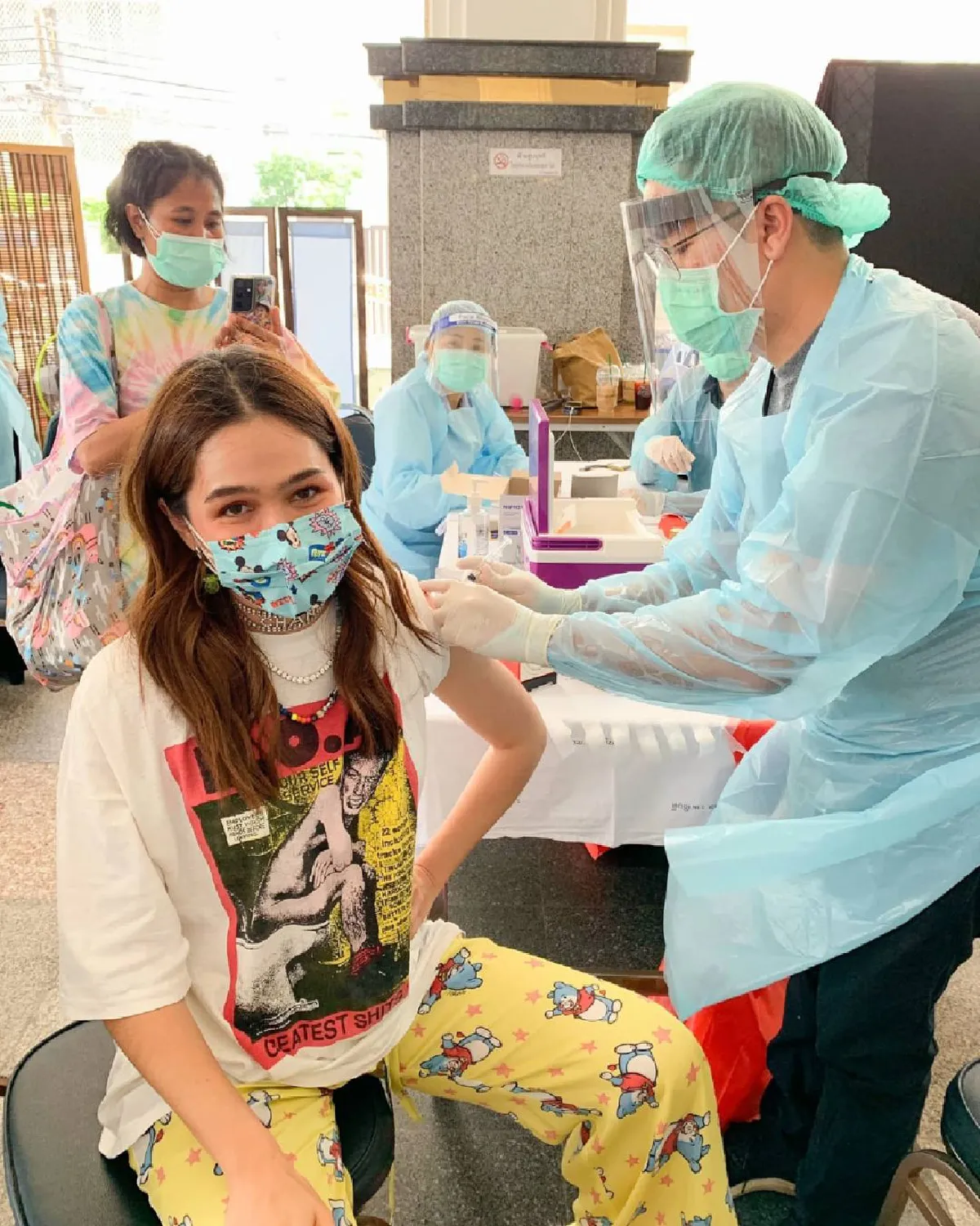 “ชมพู่ อารยา” โดนถล่มยับ! หลังออกมารีวิวฉีดวัคซีน Sinovac 