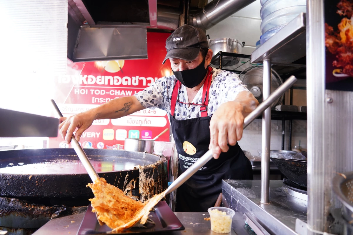 เปิดสูตรทางรอดคนทำร้านอาหารยุคโควิด-19 ในสไตล์ “เฮงหอยทอดชาวเล”