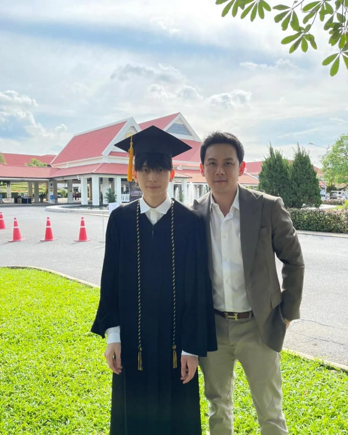 “โบ-ฟลุค” สุดภูมิใจ “น้องอชิ” ใส่ชุดครุยฉลองความสำเร็จเรียนจบ ม.6